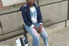 Fille-sous-l-abri